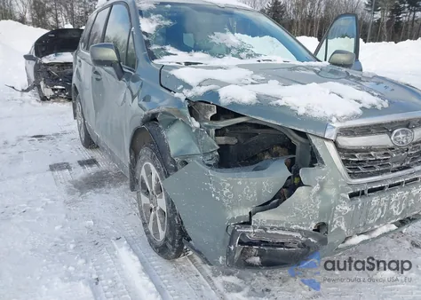 2017 Subaru Forester 2.5I Premium z USA, uszkodzony, nr VIN JF2SJAEC2HH409971